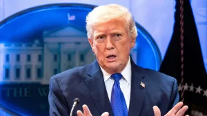 Дональд Трамп выступает на пресс-конференции в Белом доме на фоне обсуждения новых тарифов на импорт