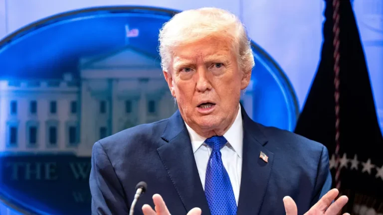 Дональд Трамп выступает на пресс-конференции в Белом доме на фоне обсуждения новых тарифов на импорт