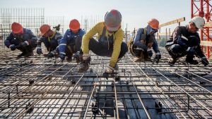 Средняя пенсия растёт, но тысячи латвийцев живут на 100 евро в месяц