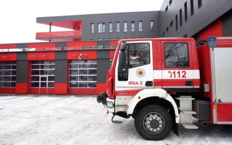 В Риге загорелся жилой дом - движение автобуса №9 изменено