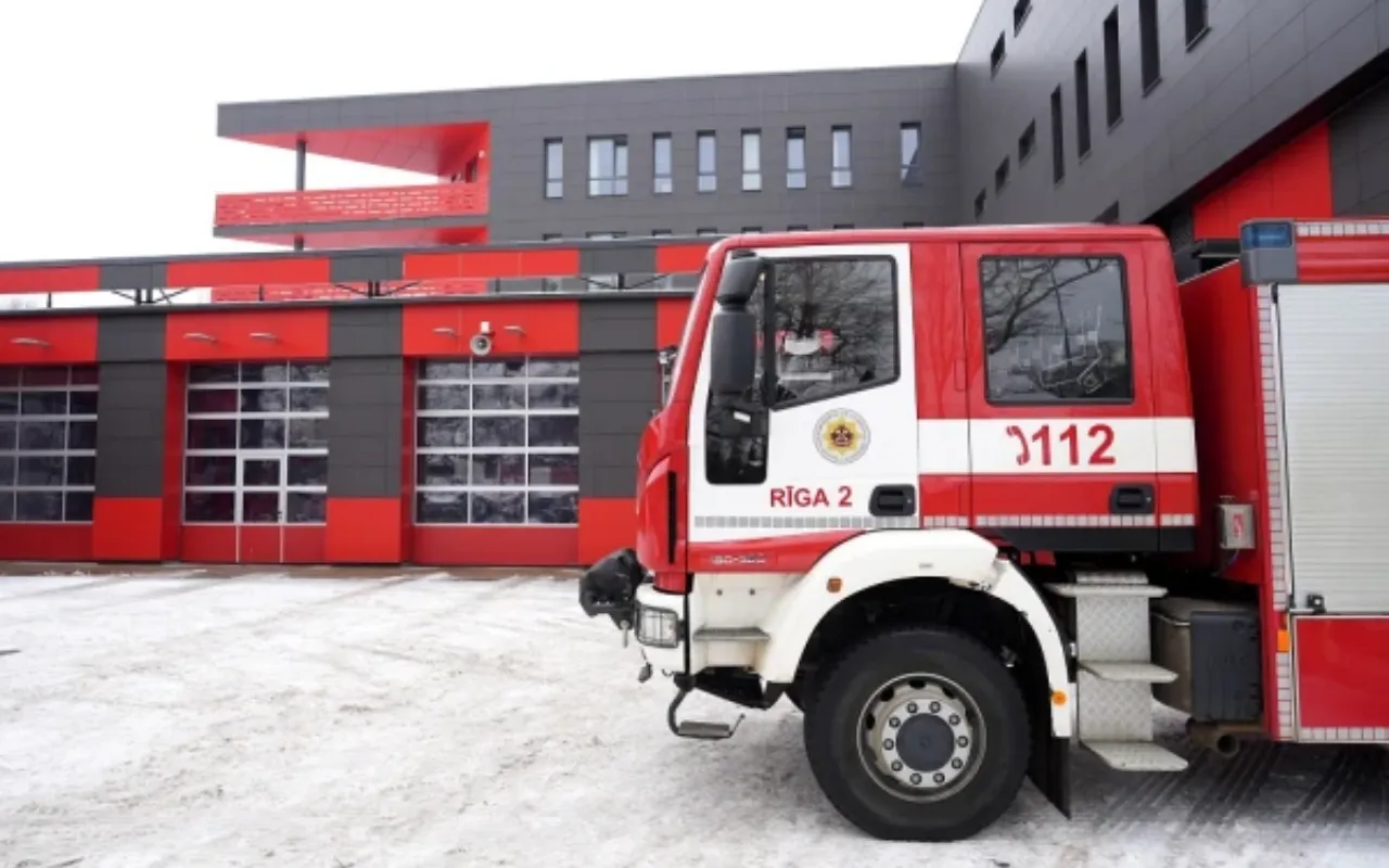 В Риге загорелся жилой дом - движение автобуса №9 изменено