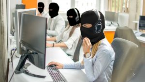 Полиция четвертый день обыскивает бывшую резиденцию экс-принца Эндрю в Виндзоре