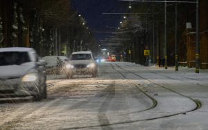 Ледокол Варма спас двух любителей скандинавской ходьбы со льдины в Рижском заливе