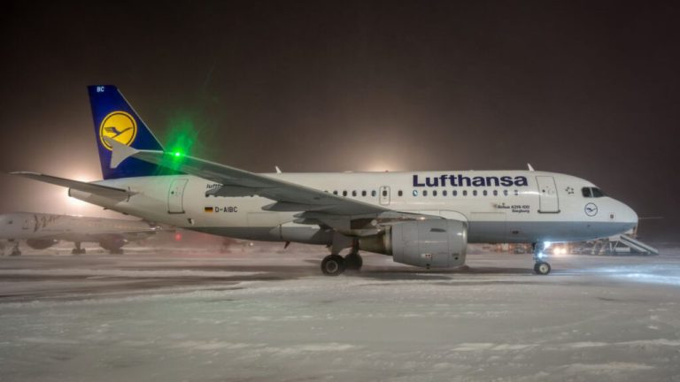 В аэропорту Мюнхена около 500 пассажиров провели ночь в самолетах из-за сильного снегопада