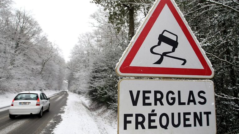 Невероятное спасение: во Франции водитель авто выжил после падения с 300-метровой высоты