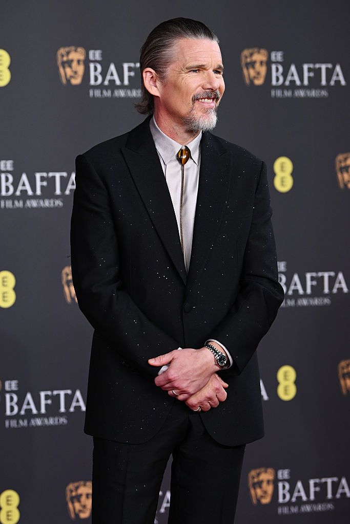 Итан Хоук в пиджаке Armani с неудачным точечным принтом на премии BAFTA.