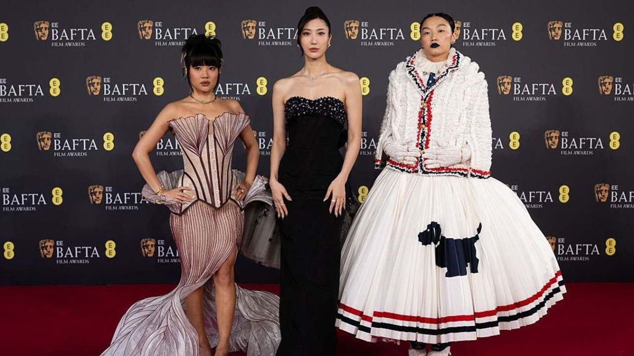 Перья, пудель и «перхоть» на плечах: Самые нелепые наряды звезд на BAFTA 2026