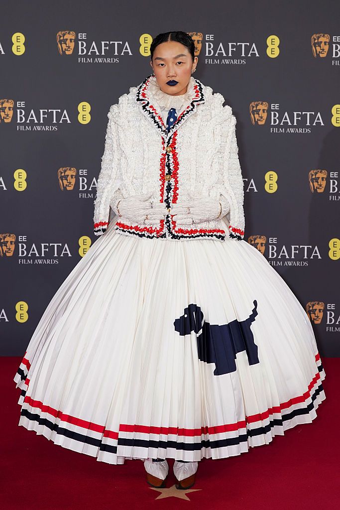 Одри Нуна в эпатажном платье с пуделями от Thom Browne на красной дорожке BAFTA 2026.