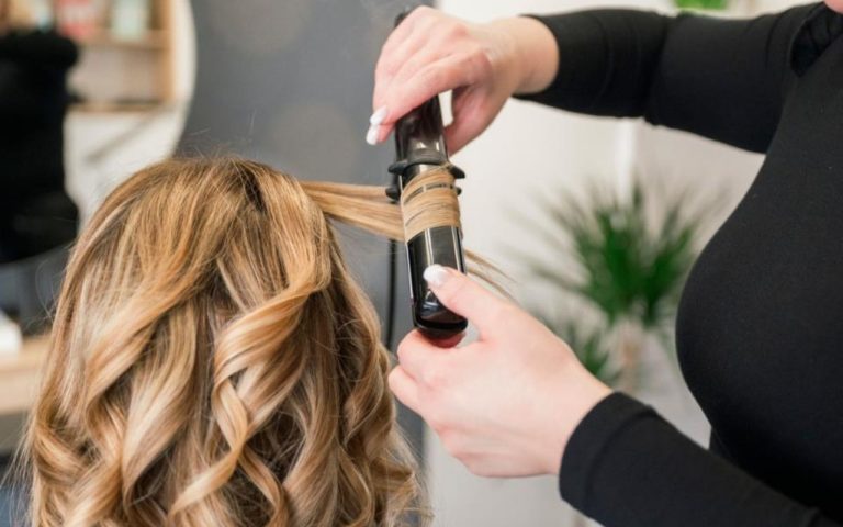 5 ошибок с причёской, которые старят после 60 лет: стилисты объяснили, что нельзя делать с волосами по утрам