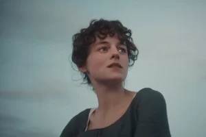 Эмма Коррин в роли Элизабет Беннет в новой экранизации «Гордости и предубеждения» от Netflix