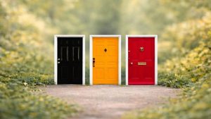 Три разные двери — лаконичная, оранжевая и красная — для психологического теста личности