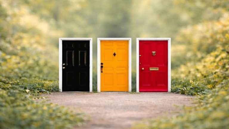 Три разные двери — лаконичная, оранжевая и красная — для психологического теста личности