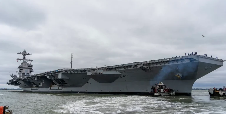 Авианосец USS Gerald R. Ford в море — крупнейший военный корабль США направляется на Ближний Восток