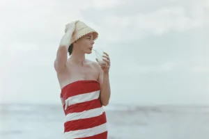 5 ошибок с причёской, которые старят после 60 лет: стилисты объяснили, что нельзя делать с волосами по утрам