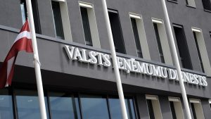 В Земгале будут судить мужчину, обвиняемого в многолетнем домашнем насилии жены и дочери