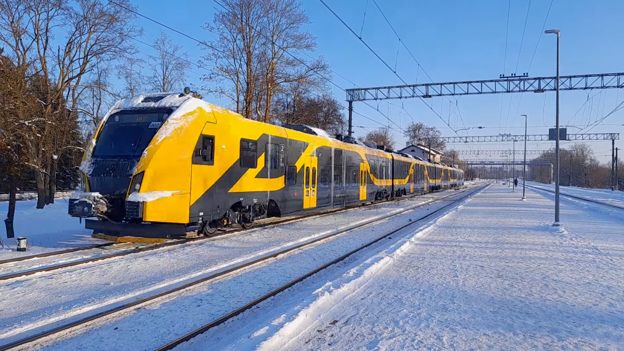 Современный поезд Vivi на железнодорожной платформе в Риге