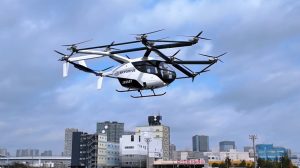 Летающий автомобиль SkyDrive SD-05 во время испытательного полёта над Токийским заливом