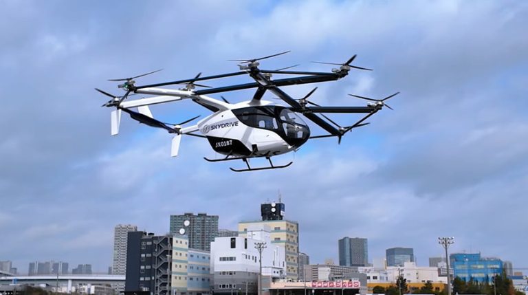 Летающий автомобиль SkyDrive SD-05 во время испытательного полёта над Токийским заливом