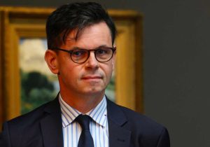 Новый директор Лувра Кристоф Лерибо, бывший глава Версальского дворца, на фоне музея Лувр в Париже