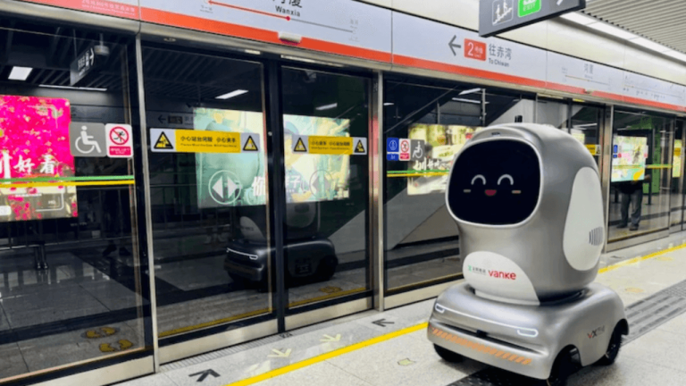 Китайское метро подружилось с ИИ: робособаки и дроны работают на линии