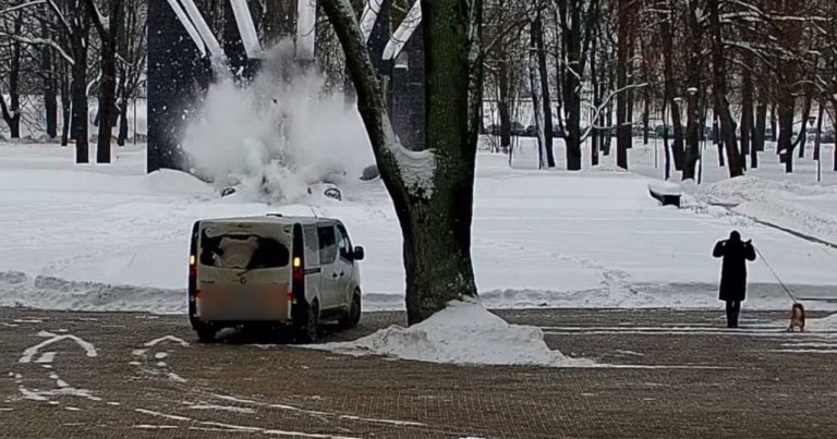 Взрыв у мемориала в парке Дубровина в Даугавпилсе: среди версий - возможная утечка газа