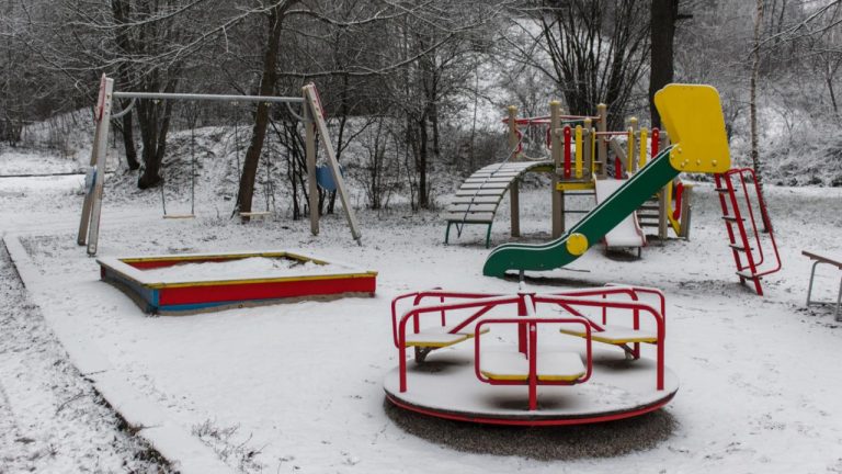 В Риге закроют 10 муниципальных детсадов: что происходит и почему