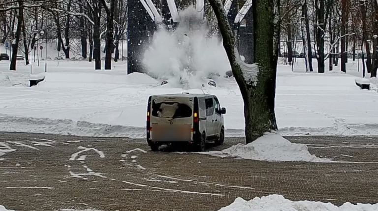 Момент взрыва на Вечном огне в Даугавпилсе попал на камеры видеонаблюдения