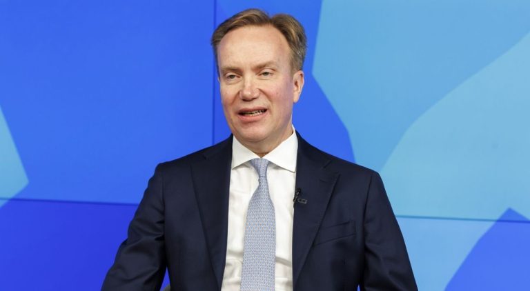 Глава Давосского форума подал в отставку из-за связей с Джеффри Эпштейном