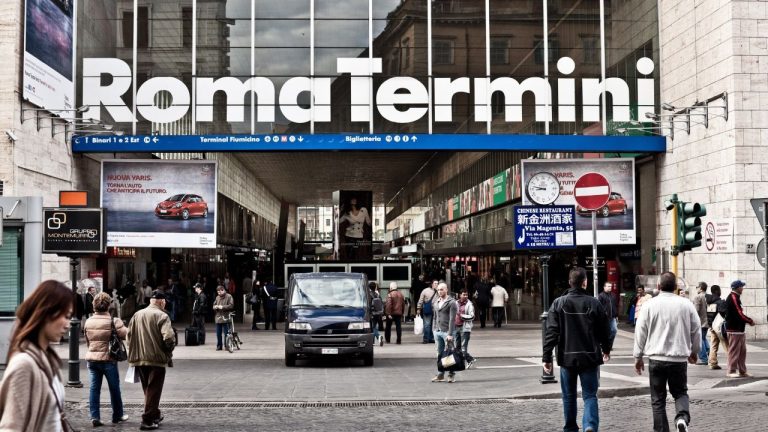 Скандал в Риме: 21 полицейский и еще 23 человека - под следствием за организацию краж на вокзале Термини