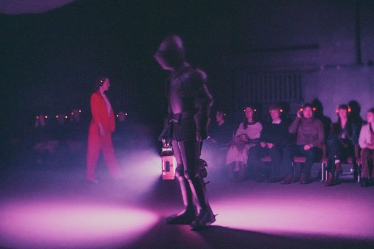 В Тарту показали спектакль, где зрители не видят актеров