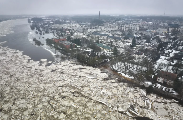 Рекордные сугробы и лед могут обернуться для Латвии разрушительным весенним паводком