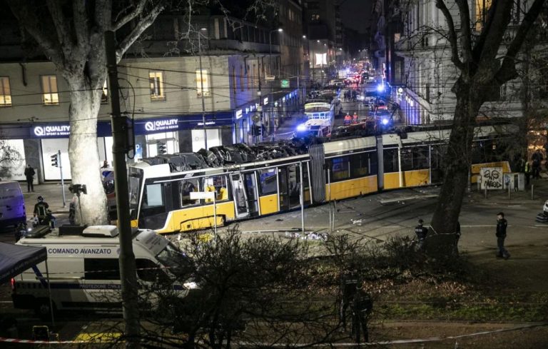 В Милане трамвай сошёл с рельсов и врезался в здание: погибли два человека, десятки пострадавших