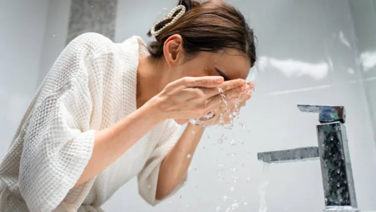 умывание лица тёплой водой для ухода за кожей и предотвращения акне