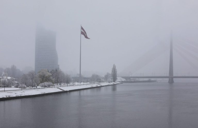 В Риге объявлено жёлтое предупреждение о тумане: возможны перебои в движении транспорта и ухудшение качества воздуха