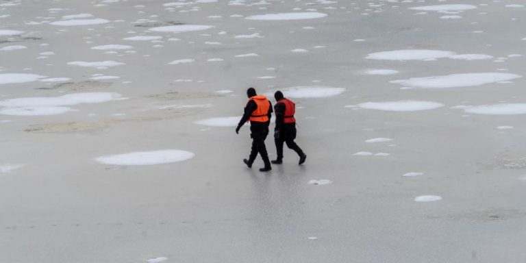 Хрупкий лёд на Даугаве: под мостами в центре Риги ходить запрещено