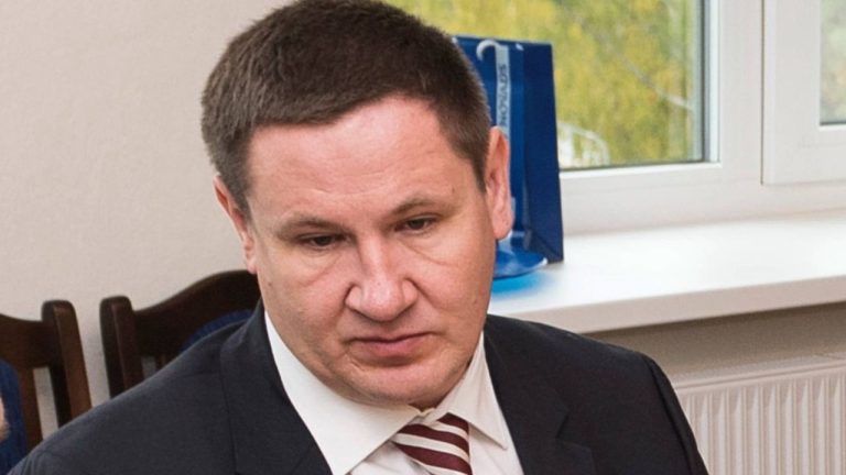 Мэр Огре Хелманис заявил в соцсети, что подает в отставку