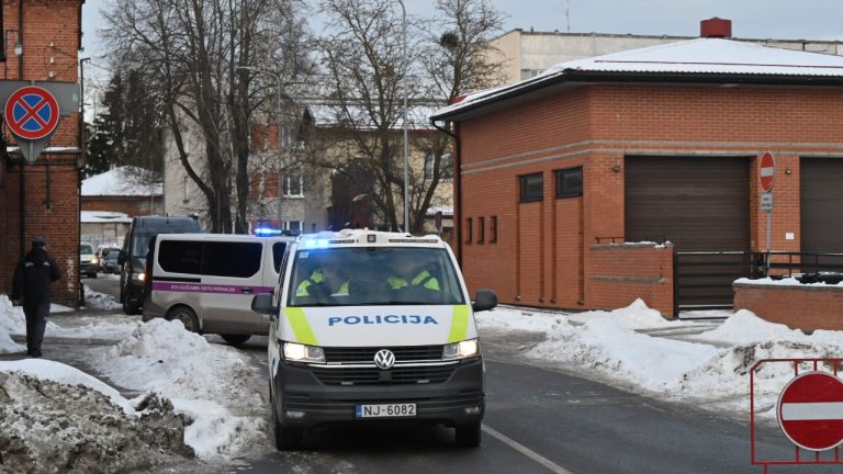 Конвой и перекрытия: из-за заключённых в Лиепае остановилось движение