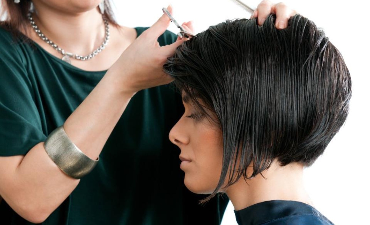 Девушка ухаживает за волосами в соответствии с фазами Луны, февраль 2026.