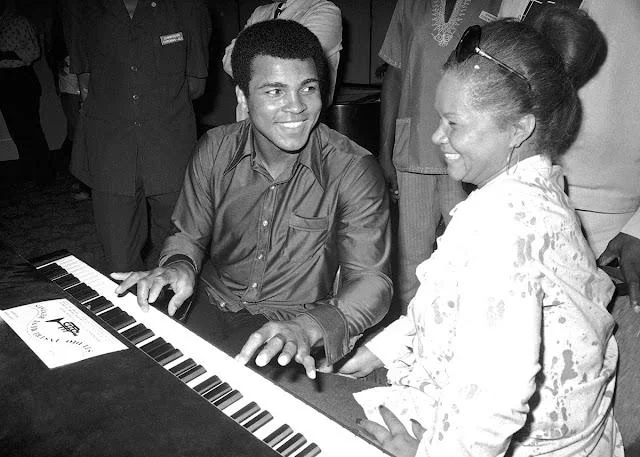 Легендарный боксёр Мухаммед Али и певица Этта Джеймс на совместном мероприятии, 1974 год.