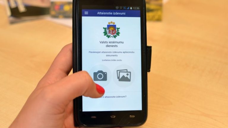 Электронная система деклараций VID на экране телефона: с 2026 года вход по паролю отменён, для подачи декларации нужен Smart-ID или eParaksts.