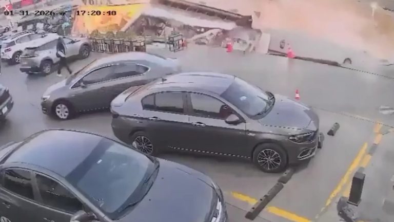 Заправка в Египте внезапно провалилась под землю на глазах у водителей: момент попал на видео