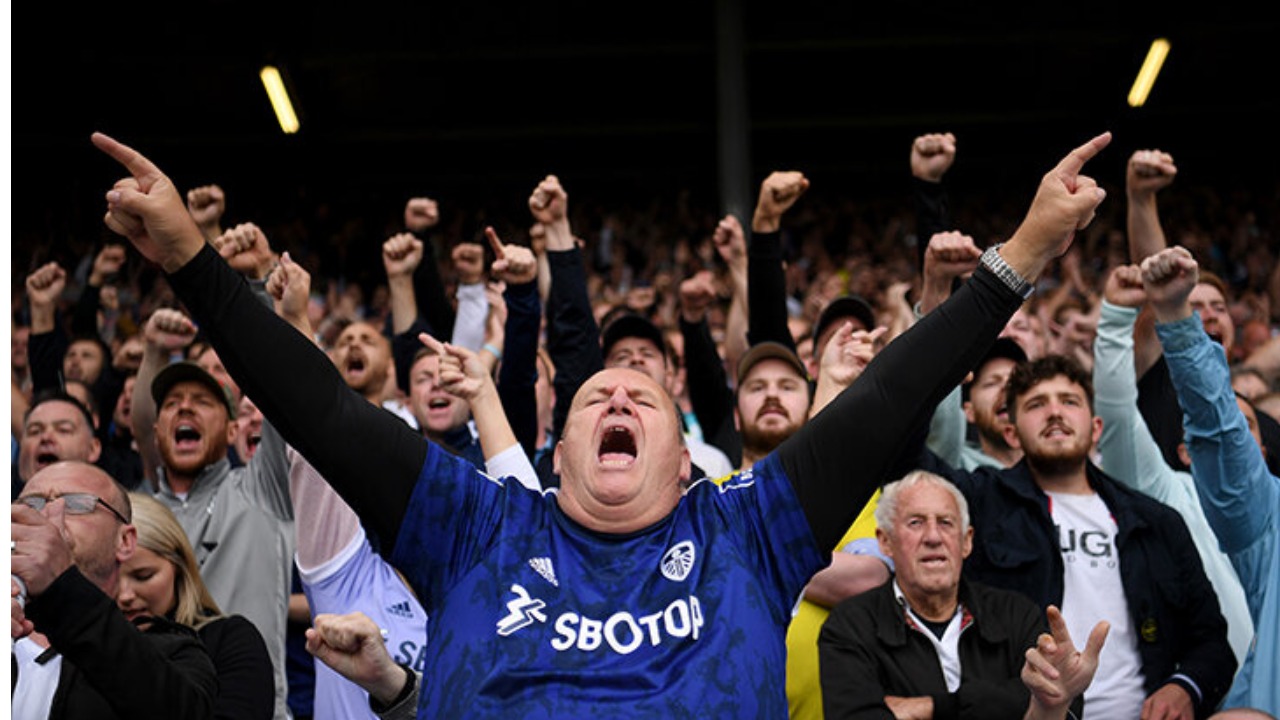 Болельщики на стадионе во время матча