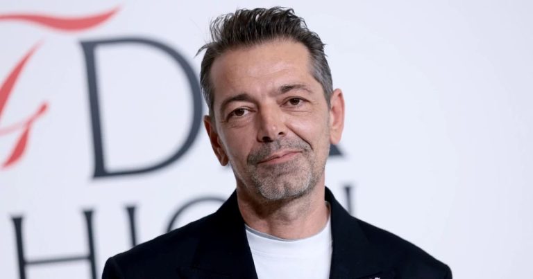 Versace начинает новую главу: креативным директором бренда стал Питер Мюлье