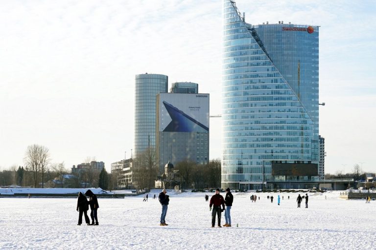 В Риге вводят полный запрет на передвижения по льду Даугавы - за нарушение грозит штраф до 100 евро