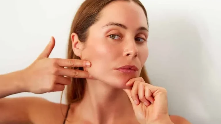 Йога для лица «стирает» морщины: достаточно всего 20 минут в день