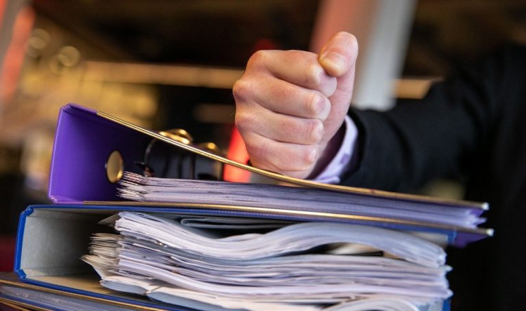 Сейм Латвии обязал чиновников отвечать на заявления жителей в два раза быстрее