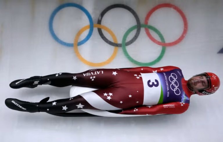 Саночник Кристер Апарйодс занимает четвёртое место после первых двух олимпийских заездов
