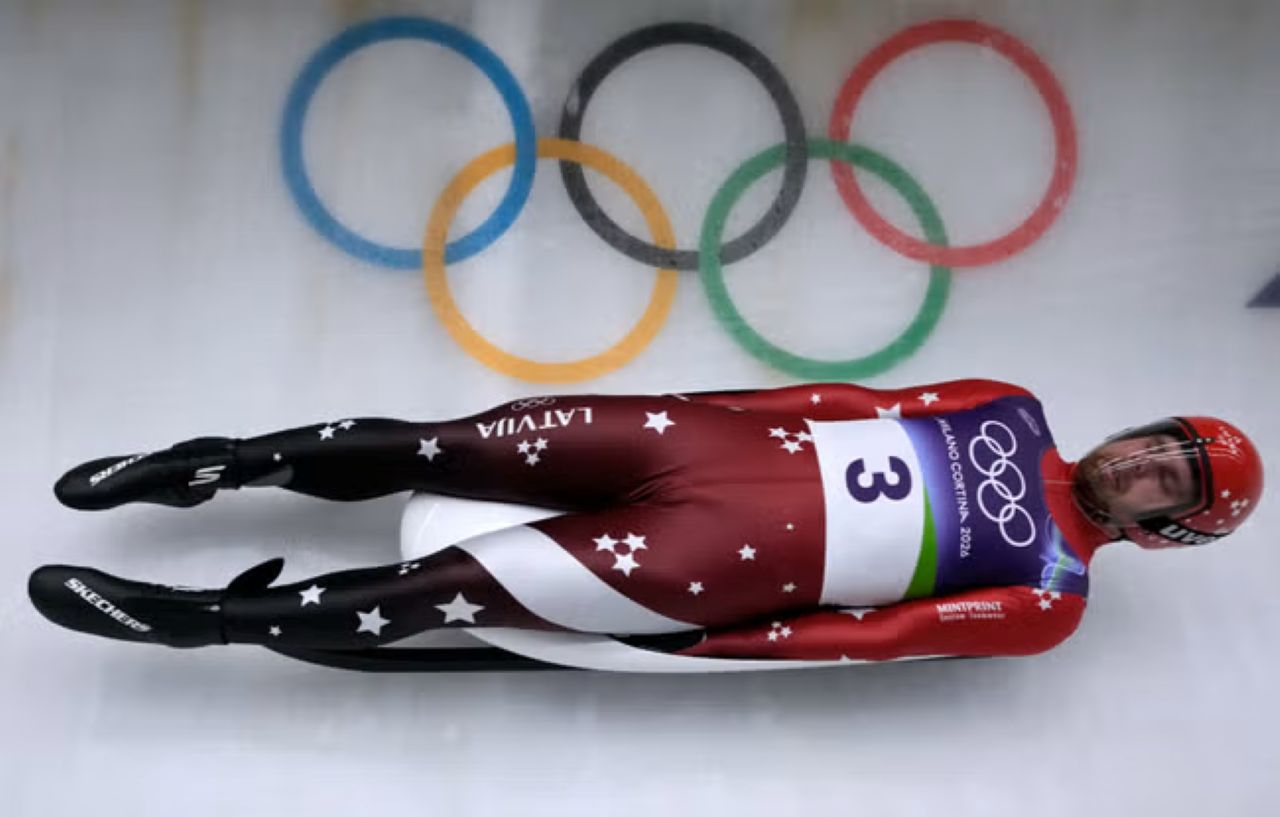 Саночник Кристер Апарйодс занимает четвёртое место после первых двух олимпийских заездов