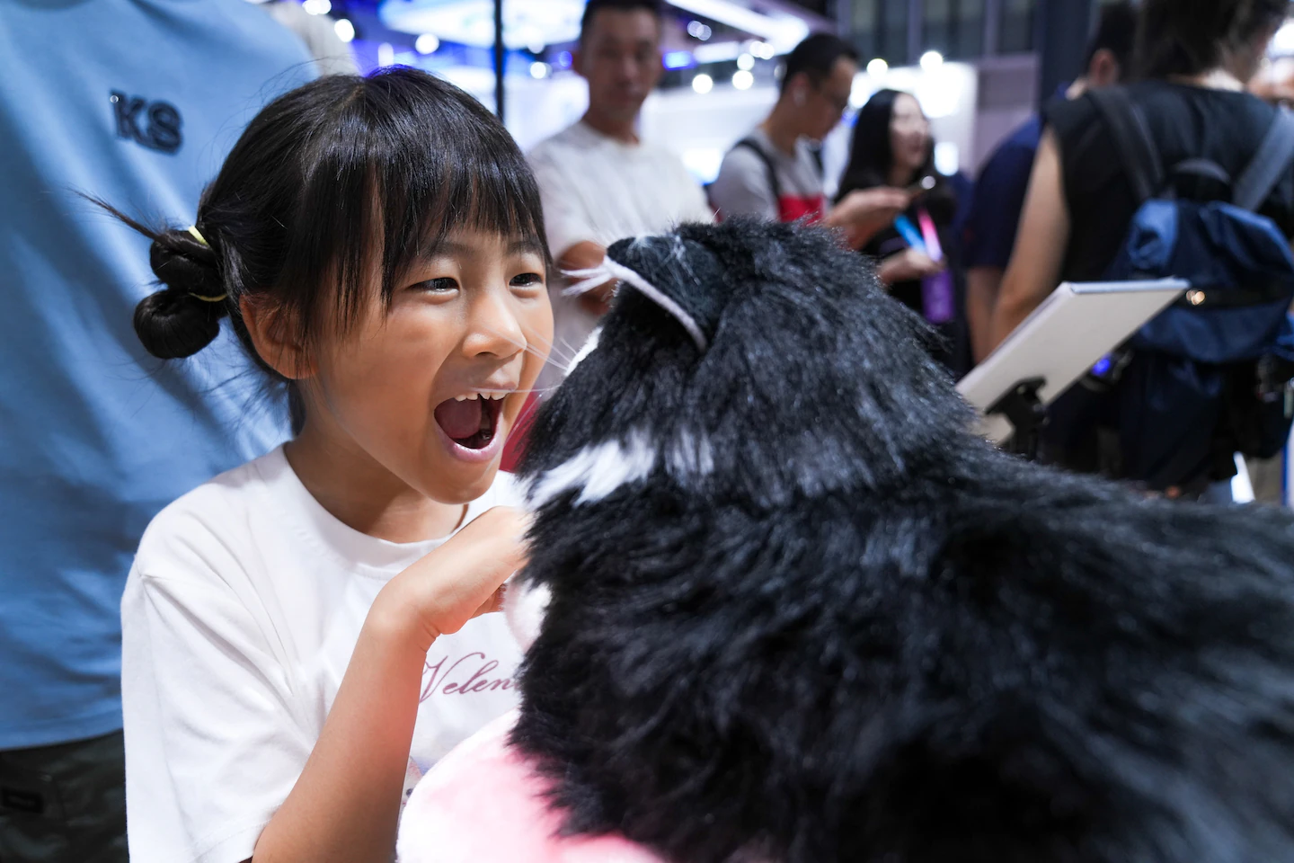 Цифровая привязанность: как ИИ-игрушки заменяют молодежи Китая семьи и питомцев