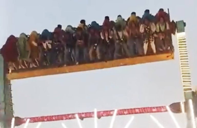 На ярмарке в Индии рухнул аттракцион: погиб полицейский, 13 посетителей получили травмы